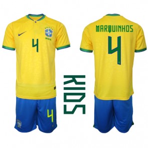 Brasilien Marquinhos #4 Hjemmebanesæt Børn VM 2022 Kort ærmer (+ korte bukser)